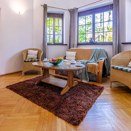 Dansar Πανσιόν Rewal